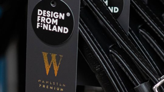Velj. Wahlsten tuotteita, joissa roikkuu Design from Finland lappu