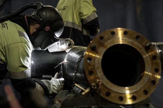 Speweld Services työntekijä hitsaamassa 