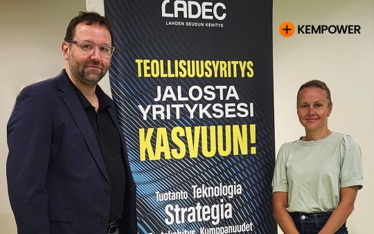 LADECin liiketoimintakehittäjät Mikko Kyle ja Essi Artima-Sulkinoja Kempowerin kanssa yhteistyössä Kempowerin alihankkijoille ja toimittajakumppaneille 20.8.2025 järjestetyssä vastuullisuustyöpajassa.
